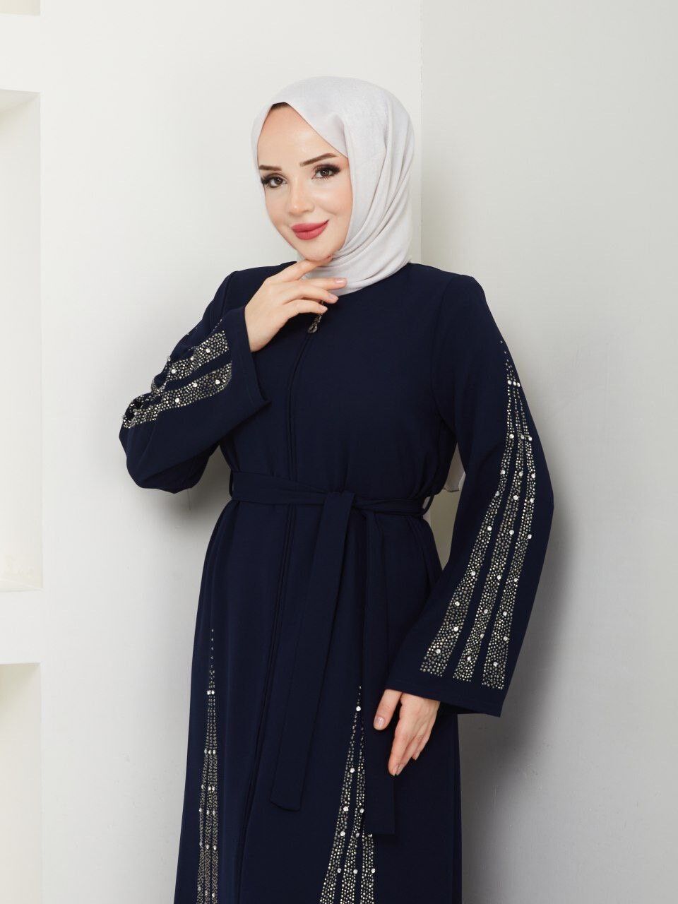 ETEĞİ VE KOLLARI GÖSTERİŞLİ TAŞ DETAYLI  ŞIK ABAYA FERACE LACİVERT